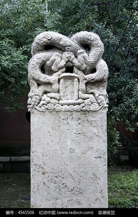 岱庙内的双龙石碑