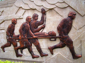 仔细检查伤员的浮雕