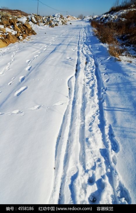 道路积雪上的车辙痕迹