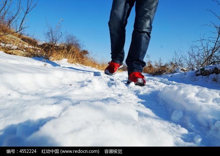 低视角拍摄脚步走过的雪地