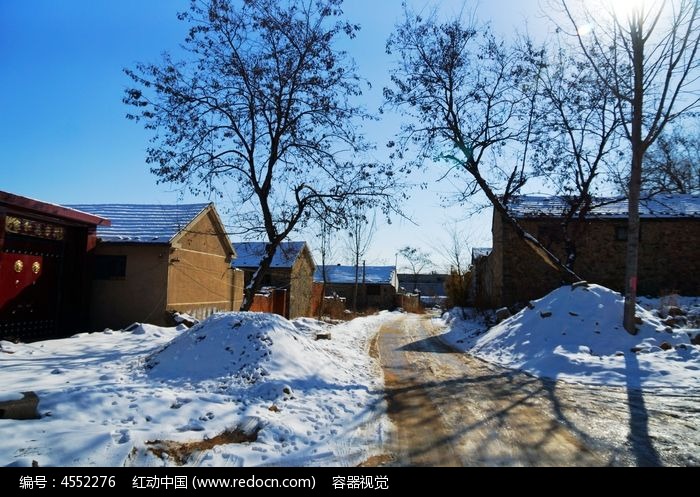 冬季的村庄道路积雪