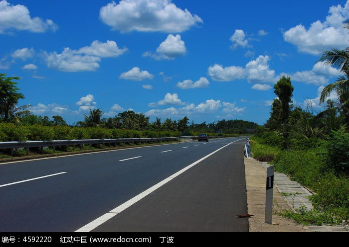 蓝天白云下的高速公路