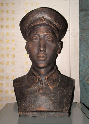 志愿军战斗英雄杨春增雕像