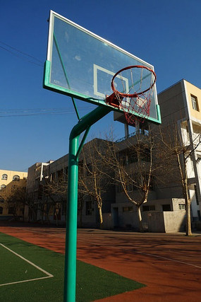 学校塑胶操场上的篮球框