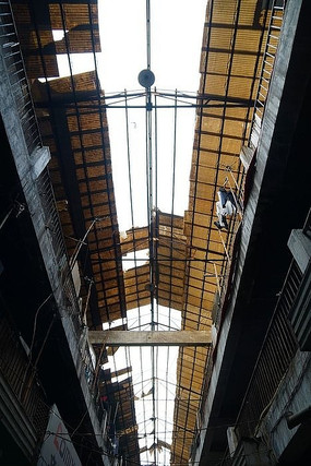 城市底层的破落建筑楼体