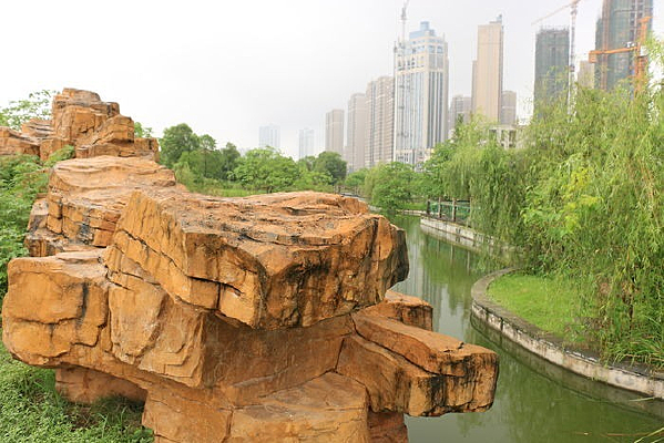 ˮϪ�Ե�ʯͷ��ɽ