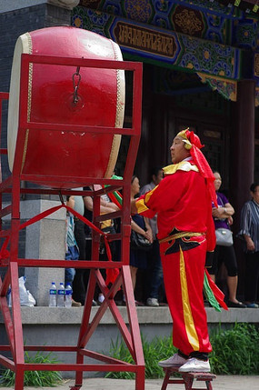 钢雕敲锣鼓的乐队