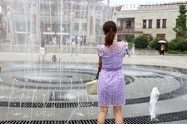 ��ɫ����ȹ��Ů