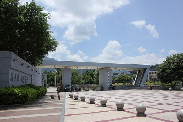 龙岩学院大门