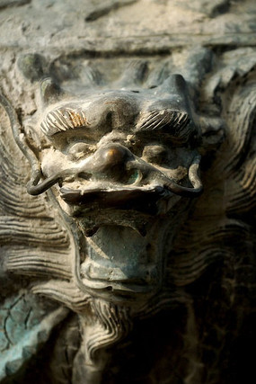 古代青铜器物上的龙头雕刻