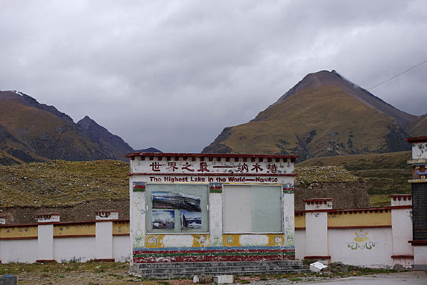 ��ľ��·�ϵ�����ǽ