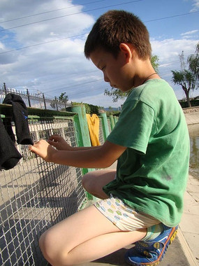 穿着花裤衩的孩子