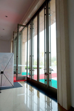 建筑空间的大玻璃门
