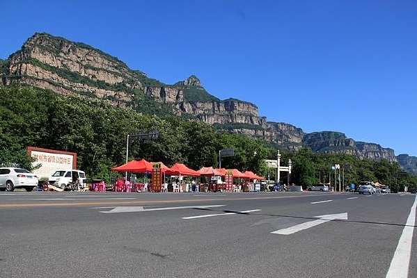 ��ʯɽ�µĹ�·