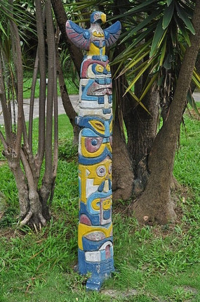 广场里的彩色柱子