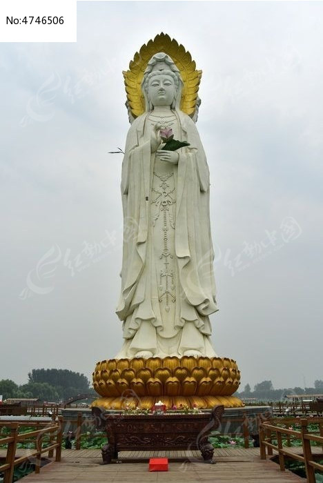 南海观音菩萨手持莲花塑像图片