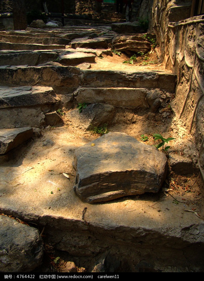 古代年代已久的石路