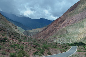 ��·�ϵĶ�ʴ�ɽ