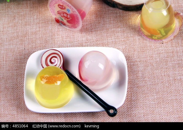 两个果冻一个勺子