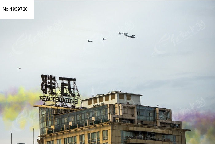 彩带上空的飞机图片