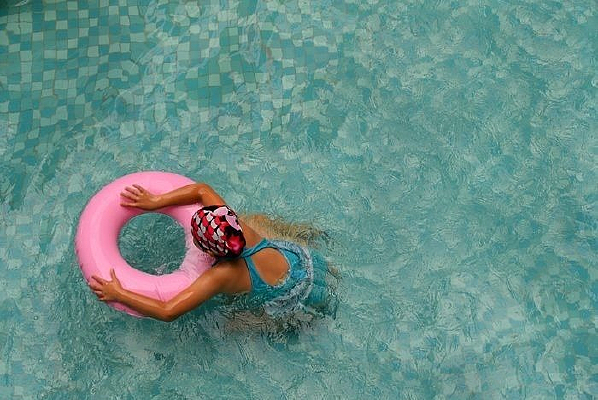 ����ӾȦ����ˮ�Ķ�ͯ