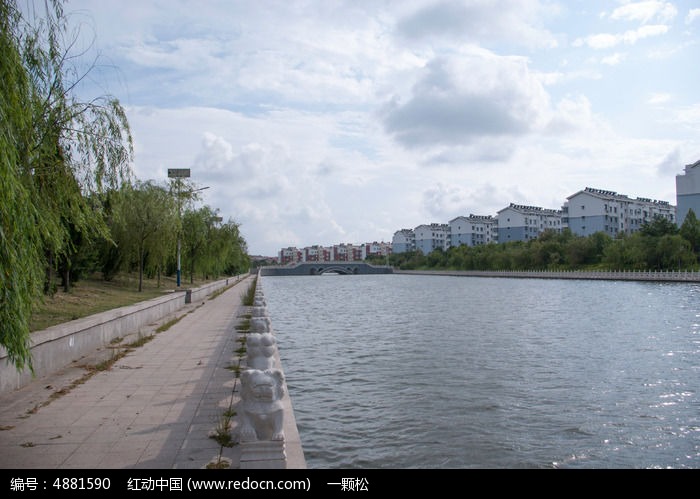河流边的道路及民居