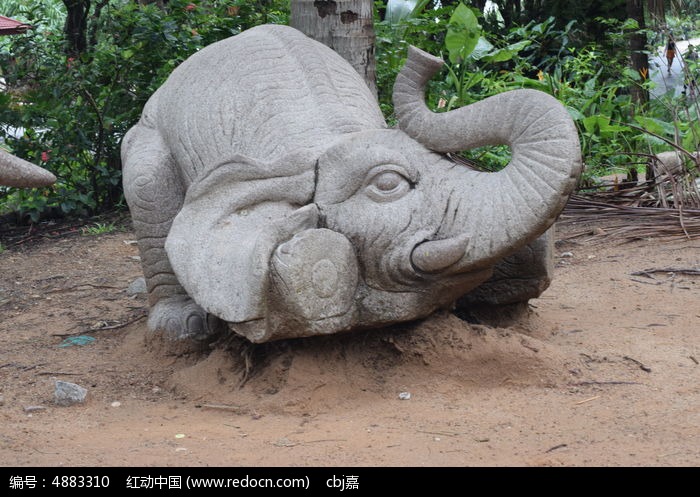 一只趴着小象雕塑