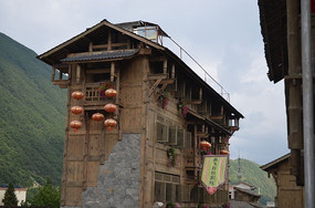 �����ɫ��ľ¥