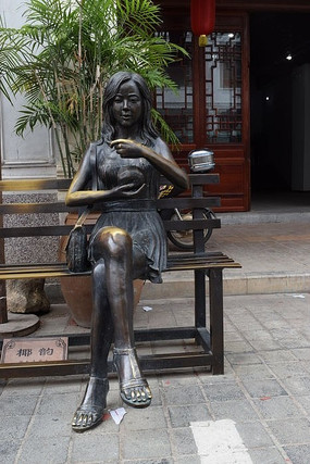 ���ڵ����ϵ�Ů��