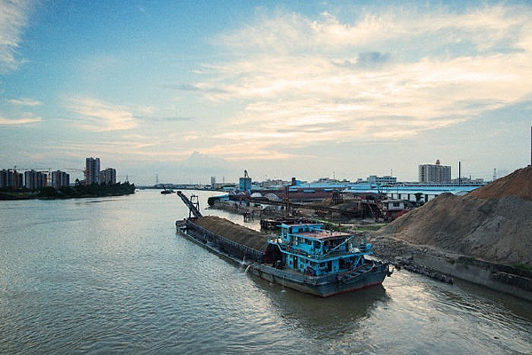 ���бߵĺ�ɳ�봬