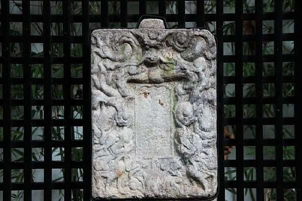 ��Ƕ��դ���ϵĻ�ɫʯ�̵���