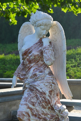 一个小天使雕塑