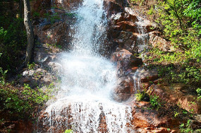 �ٲ���ʯͷ��ײ�γɵ�ˮ��