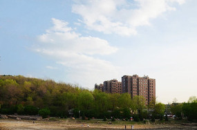 ��԰�����ĺ�ɫ����¥�����ϵ���