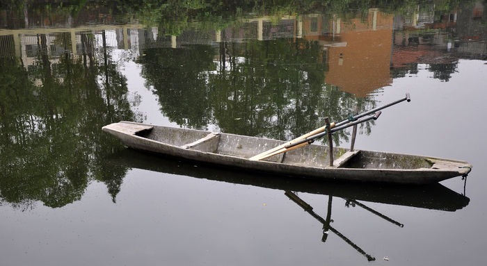 �峺ˮ���ϵ�Сľ��������Ӱ