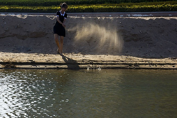 ������ɳ�ӵ�Ů��