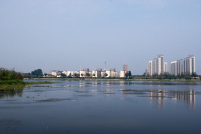 �ӱߵĸ�¥����