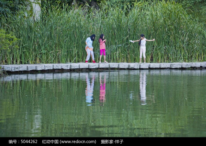 ˮ���ߵĶ�ͯͼƬ