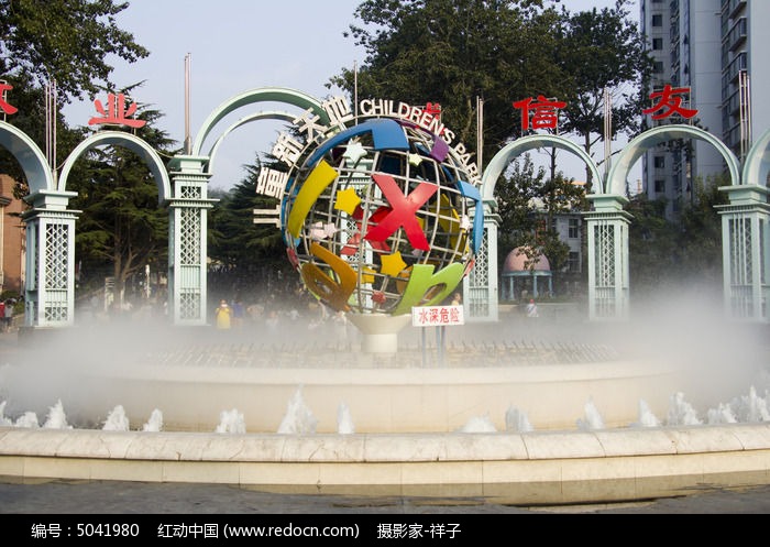 青岛科技街的喷泉图片
