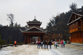 4A������