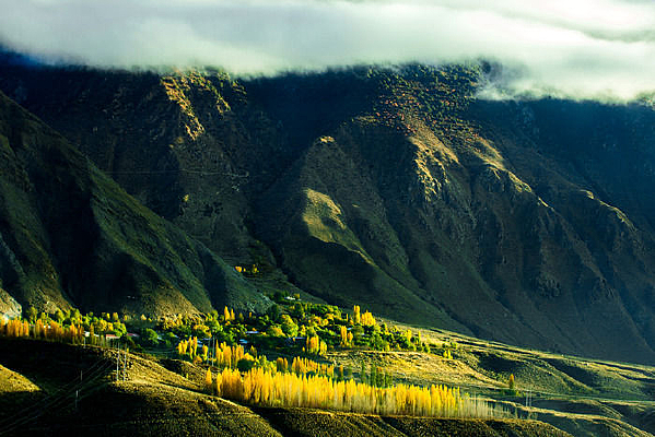 ���պ���ɽɫ