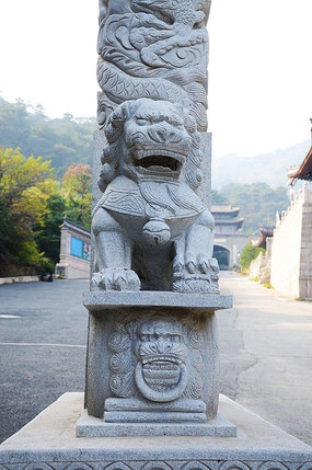 ǧɽ������ʯ�Ʒ��������µ�ĸʯʨ