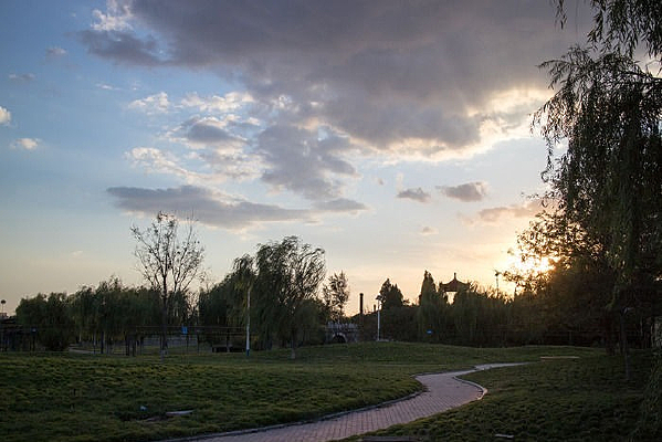 Ϧ���¹�԰��������С·