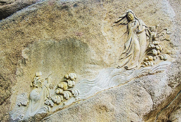 ɽ���ϵ�ʯ��