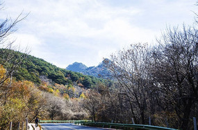 ��ʯ��ͨ��ǧɽ�����µĹ�·