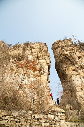劈山耸立的山峰