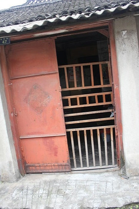 破旧的铁门图片