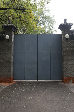 北京民居胡同中的灰铁大门