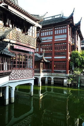 精致的水上的楼榭