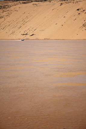 �ƺ��е�Ħ��ͧ